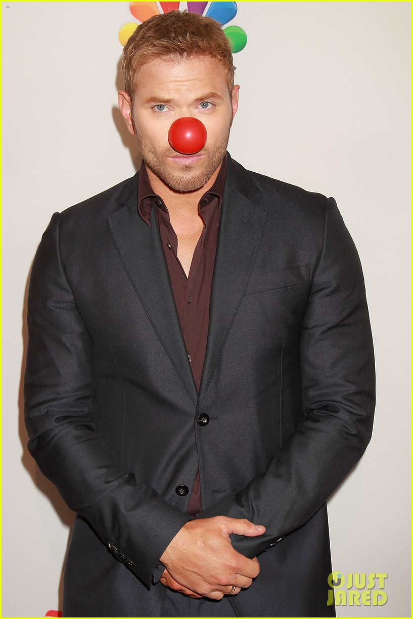 kellan lutz stripped down on stage at red nose day 08
