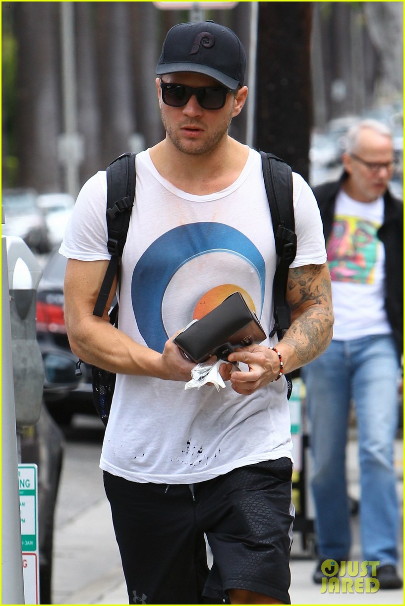 ryan phillippe turns the tables on paparazzi 093371122