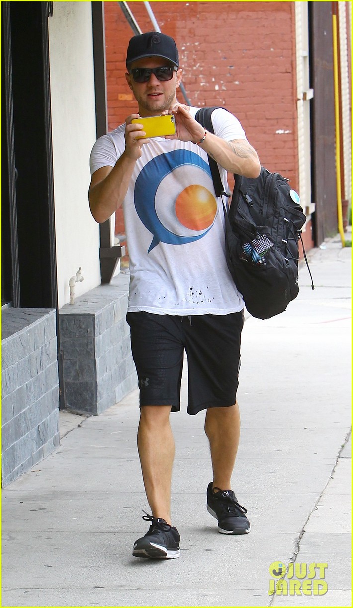 ryan phillippe turns the tables on paparazzi 123371125