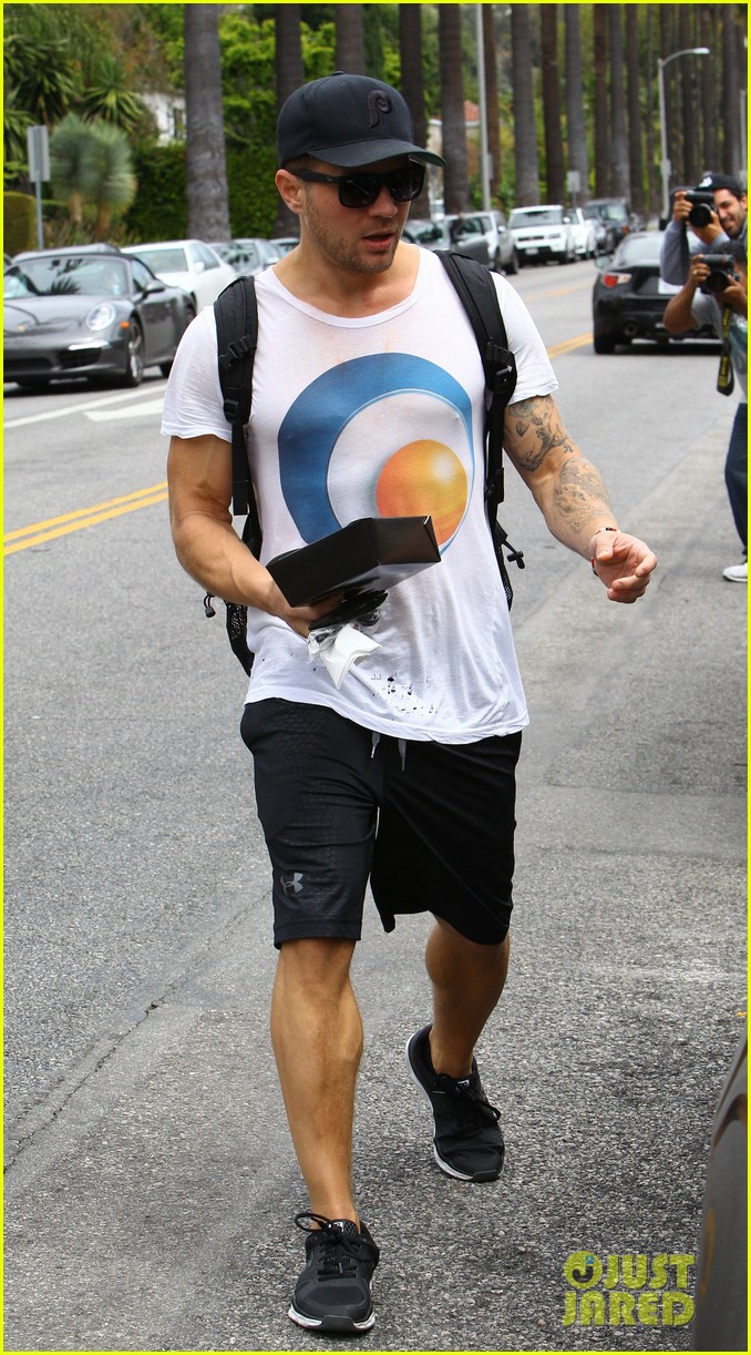 ryan phillippe turns the tables on paparazzi 26