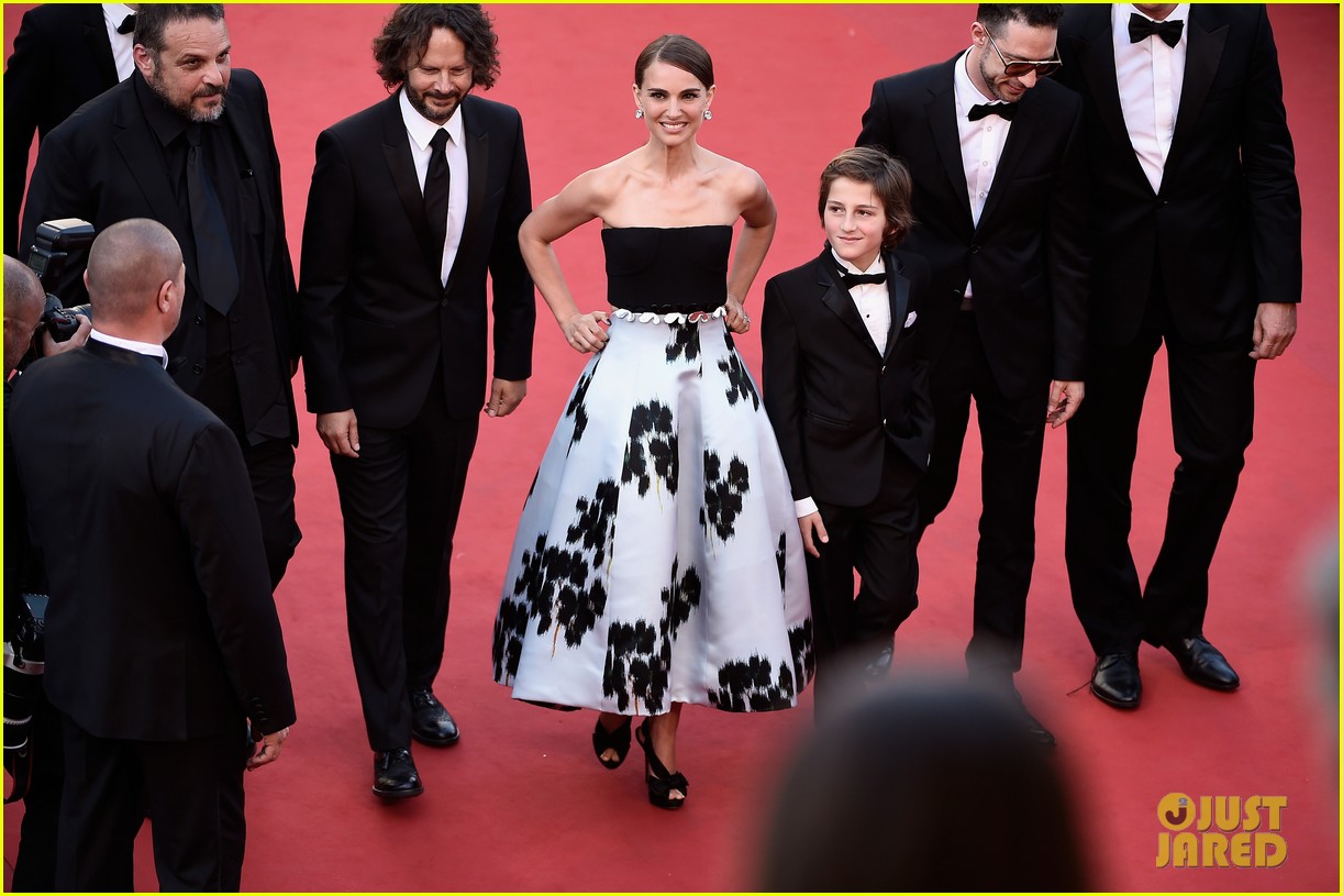 natalie portman all smiles at cannes 083371277