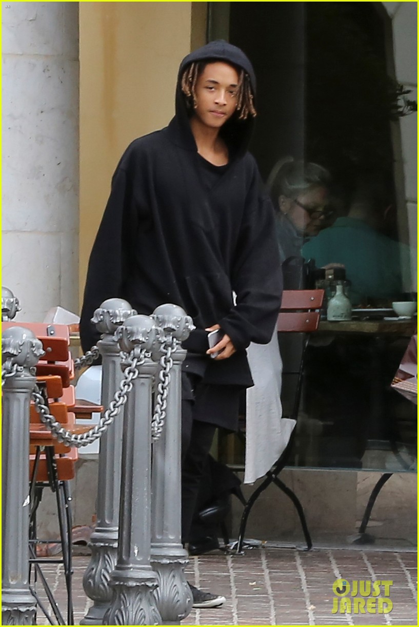 jaden smith brings his own water jug to lunch with willow 023375991
