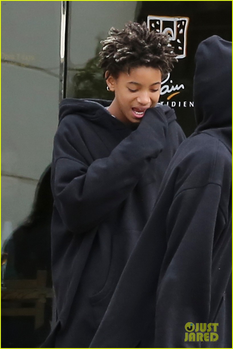 jaden smith brings his own water jug to lunch with willow 033375992