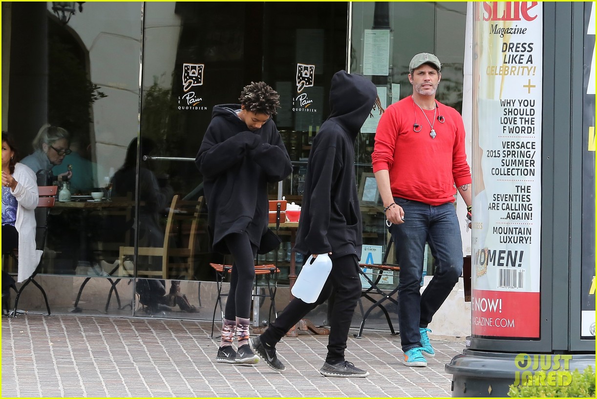 jaden smith brings his own water jug to lunch with willow 17