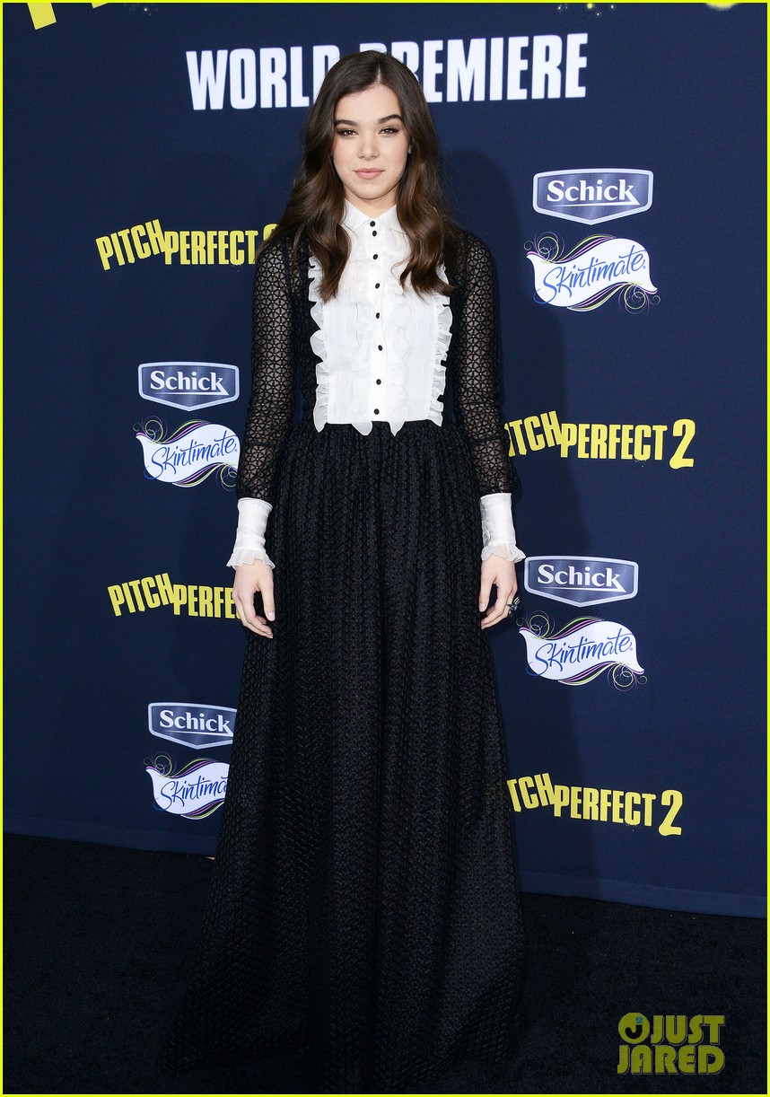 anna kendrick brittany snow pitch perfect premiere 033366004