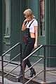 taylor swift wears crop top with overalls 01