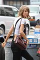 taylor swift wears crop top with overalls 04