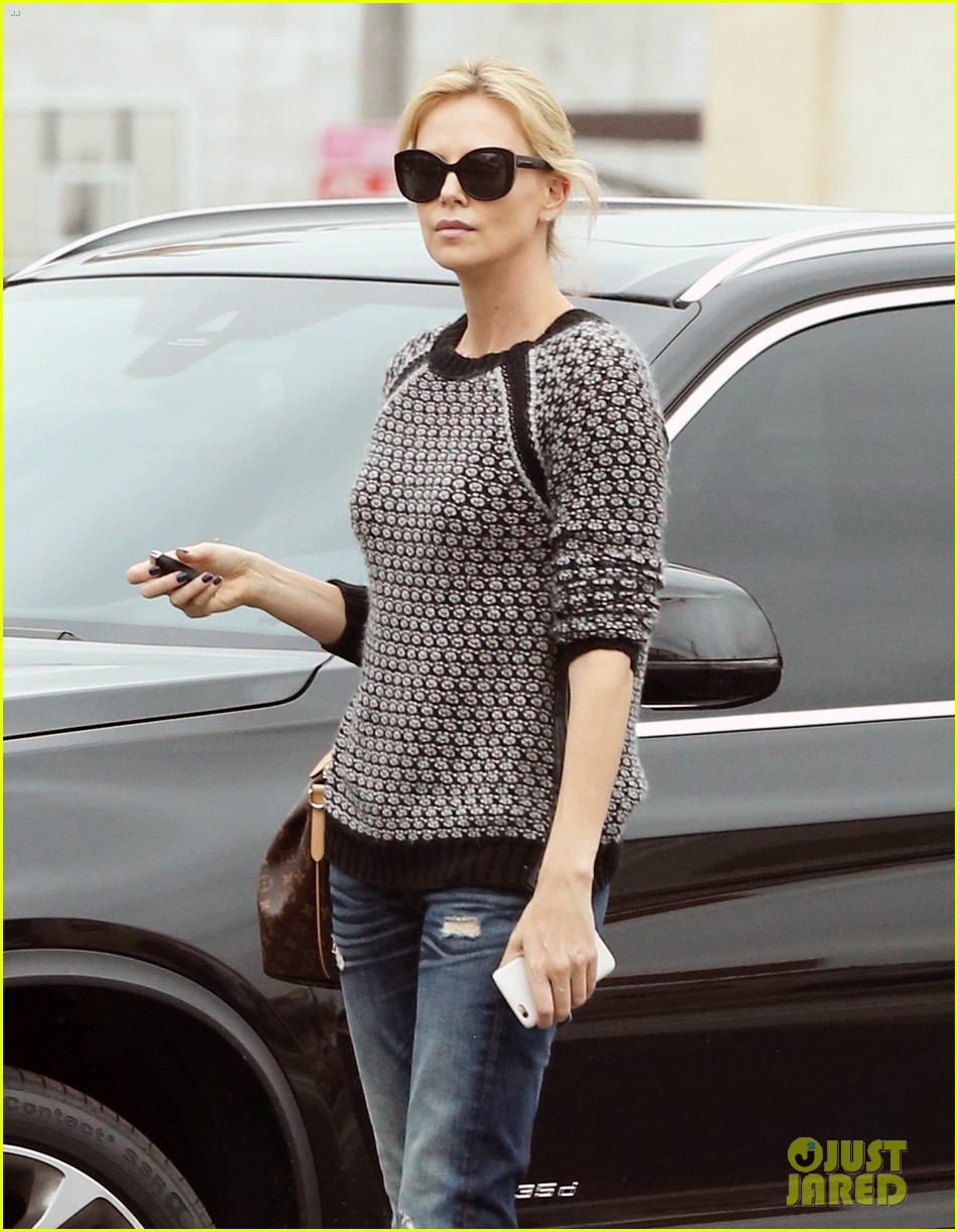 charlize theron gets serious praise from maggie gyllenhaal 023378844