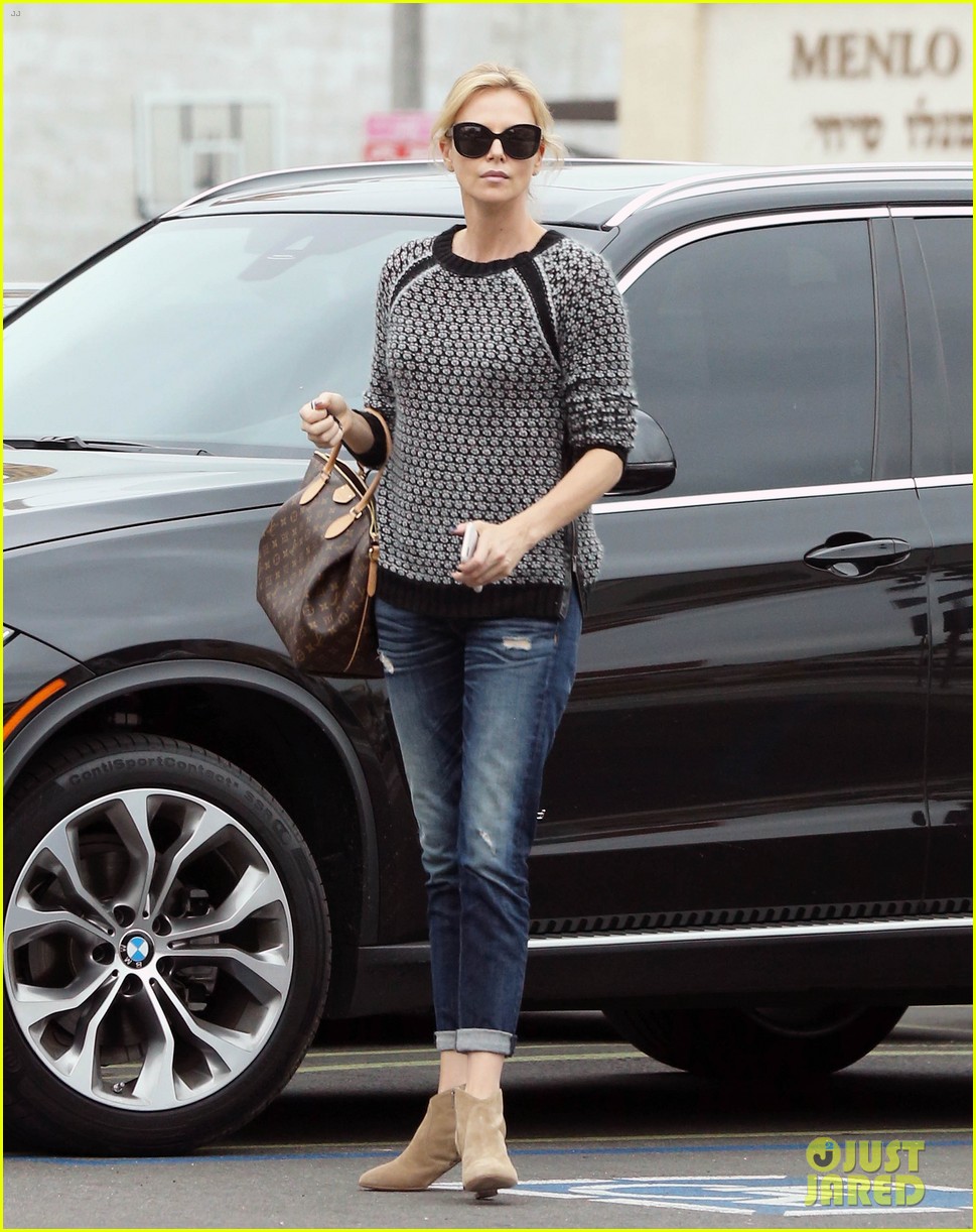 charlize theron gets serious praise from maggie gyllenhaal 093378851