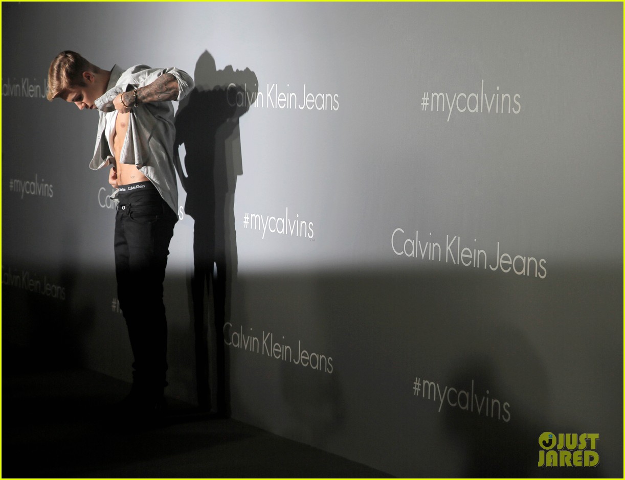 justin bieber flashes abs at calvin klein event with kendall jenner 023391498