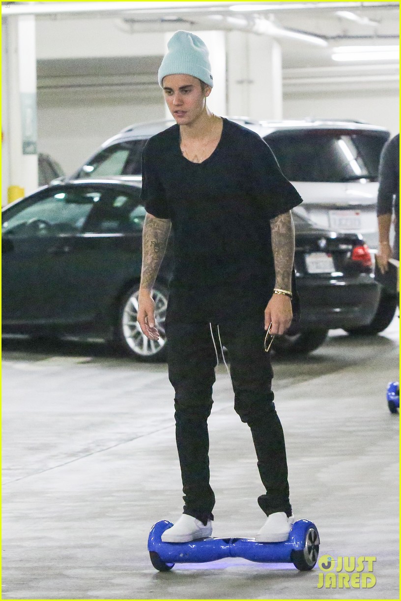 justin bieber clarifies hes not gay after kissing his bodyguard 013383345
