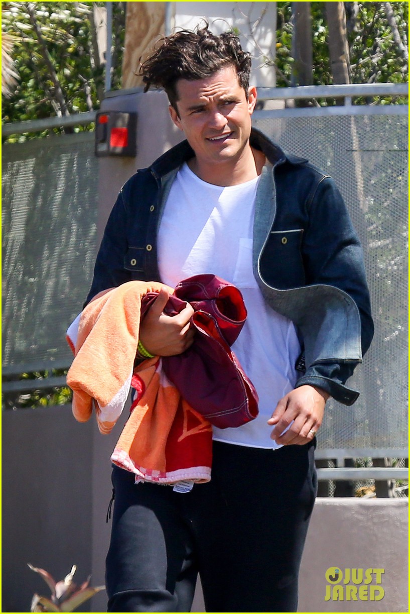 orlando bloom swimming friends house 04