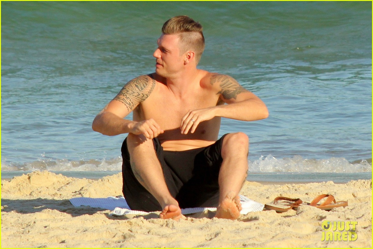nick carter literally had an audience at the beach 083389044