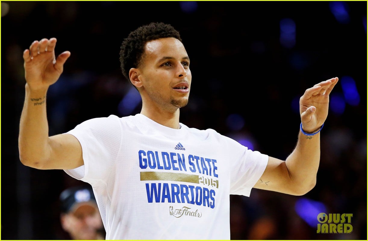 stephen curry celebrates warriors win with wife daughter 06