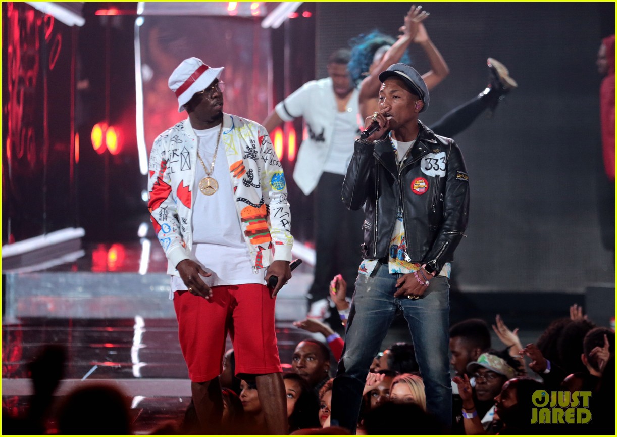 diddy falls through a hole during bet awards 2015 03