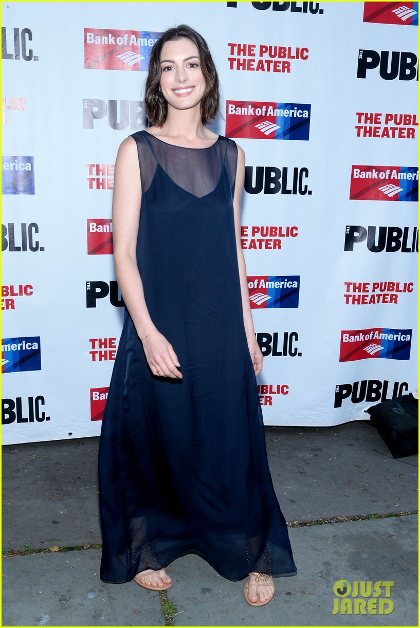 anne hathaway julianna margulies hubby keith lieberthal step out for the public 023390230