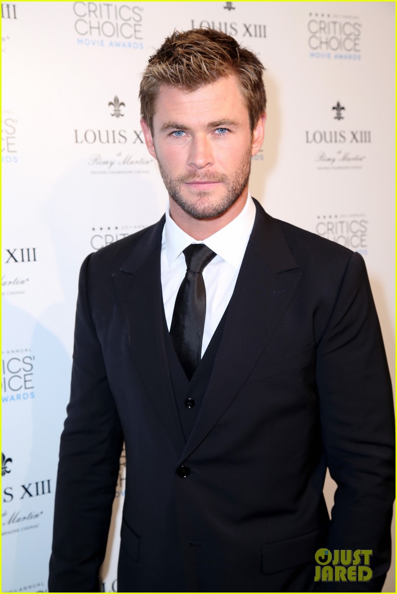 chris hemsworth joins ghostbusters as receptionist 253390667