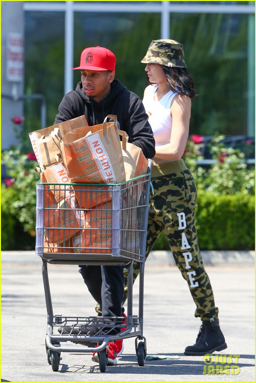kylie jenner tyga go grocery shopping together 29