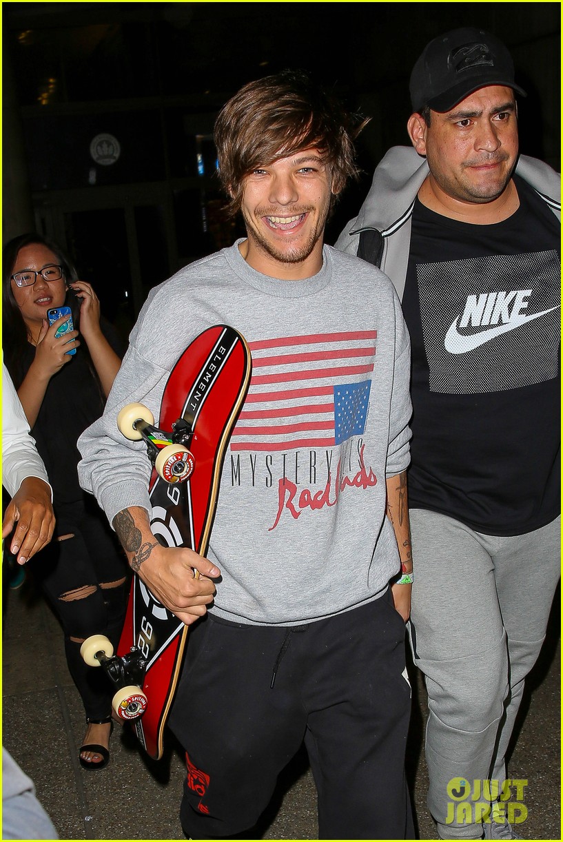 louis tomlinson seen holding hands with model tamara bell 043404331