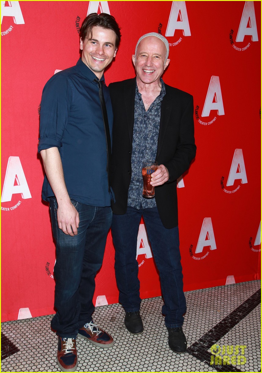 Zosia Mamet Supports Father David at 'Ghost Stories' Opening Night with  Boyfriend Evan Jonigkeit!: Photo 3395727 | Evan Jonigkeit, Jason Ritter, Zosia  Mamet Photos | Just Jared: Entertainment News, image size:858x1222