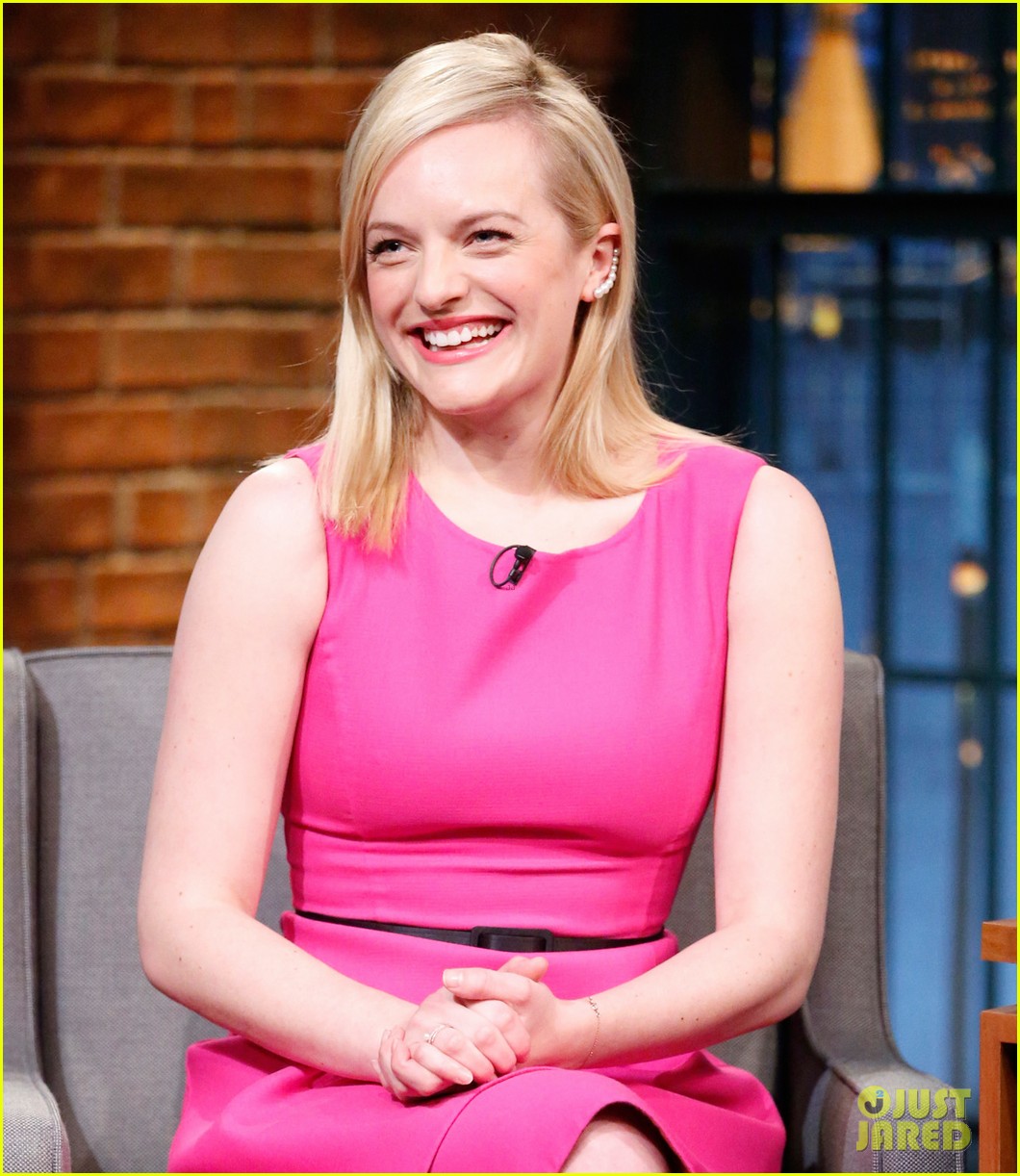 elisabeth moss talks shooting the mad men finale on late night 03