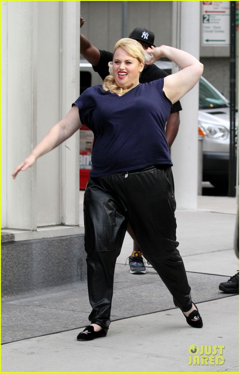 rebel wilson throws out first pitch at mets game 023383546