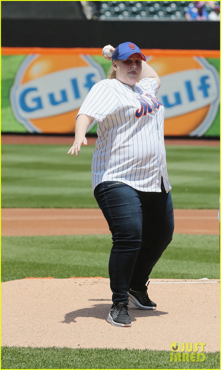 rebel wilson throws out first pitch at mets game 043383548