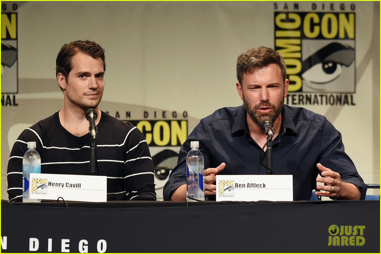 ben affleck makes first post split appearance at comic con 273413909