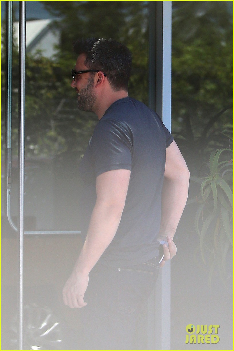 ben affleck removes his wedding ring for latest outing 01