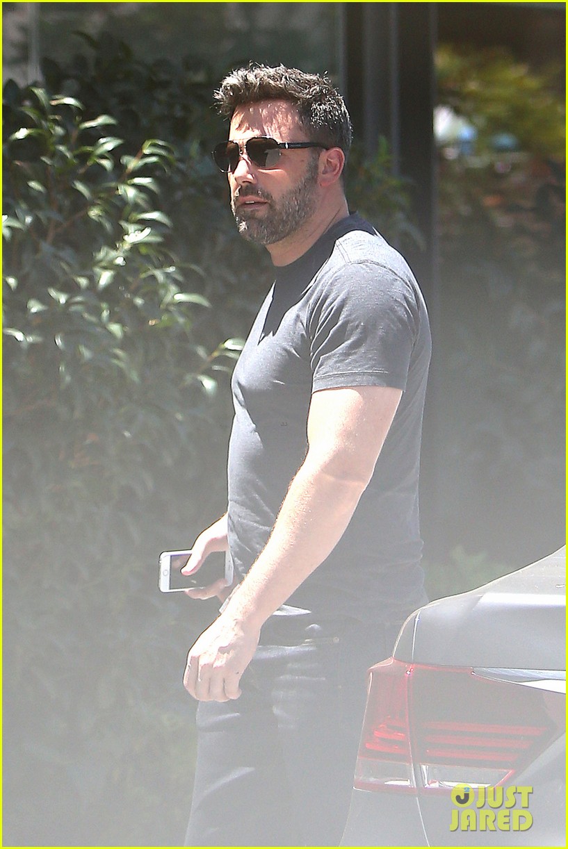 ben affleck removes his wedding ring for latest outing 053415321