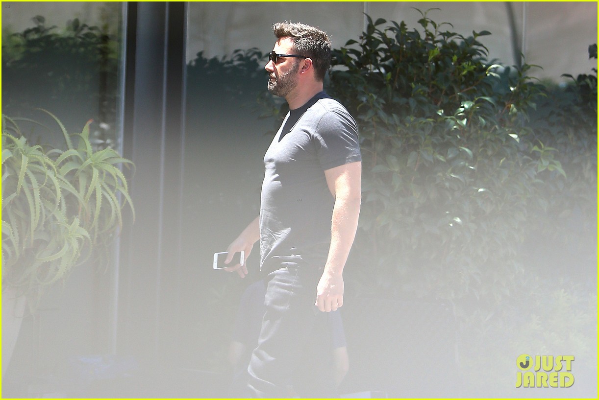 ben affleck removes his wedding ring for latest outing 133415329