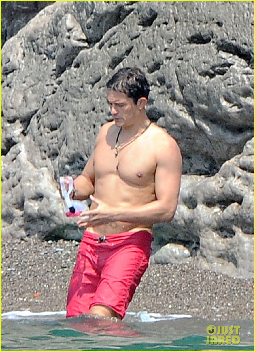 Orlando Bloom Goes Shirtless & Puts His Muscles on Display! Photo