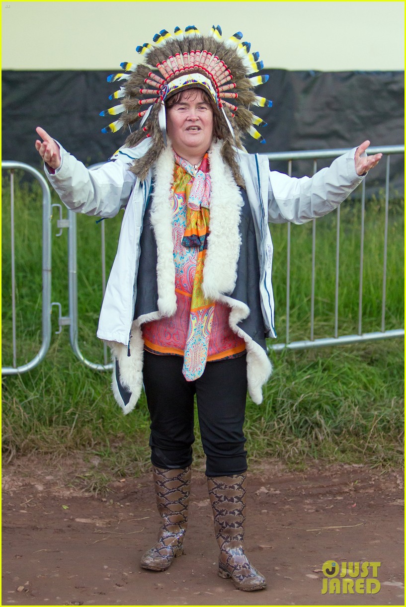 susan boyle wears native american headdress at music festival 04