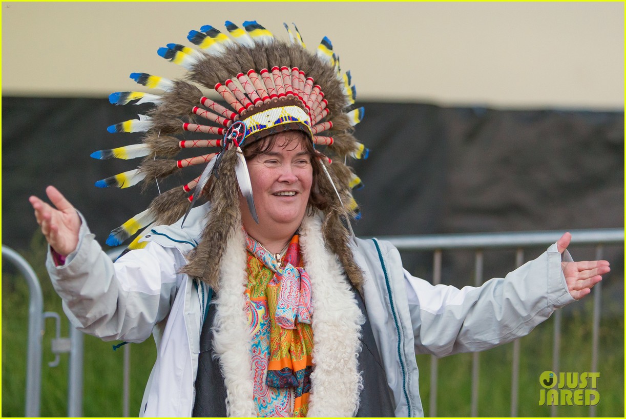 susan boyle wears native american headdress at music festival 083415141