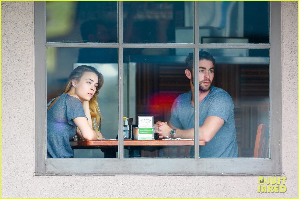chace crawford spends the day with rebecca rittenhouse 043406124