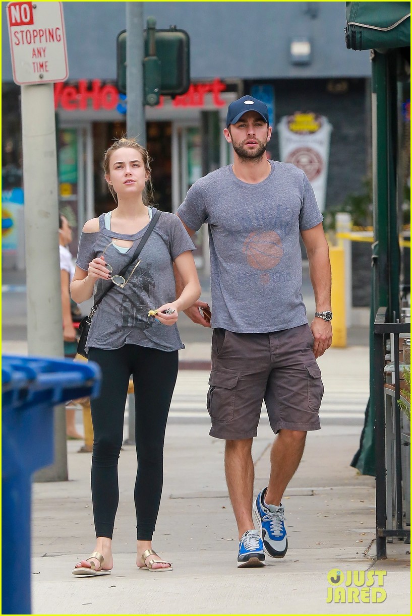 chace crawford spends the day with rebecca rittenhouse 053406125
