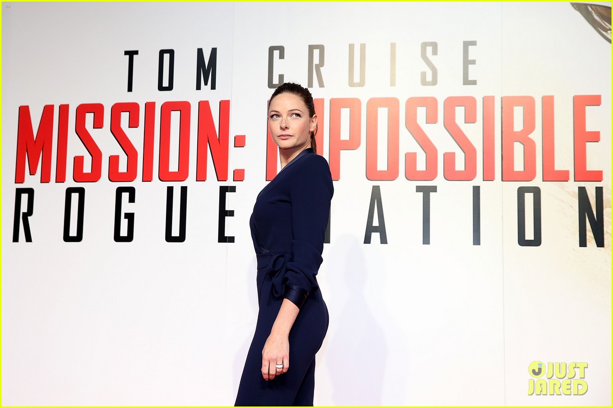 tom cruise pulls off a stunt at rogue nation uk premiere 183424131