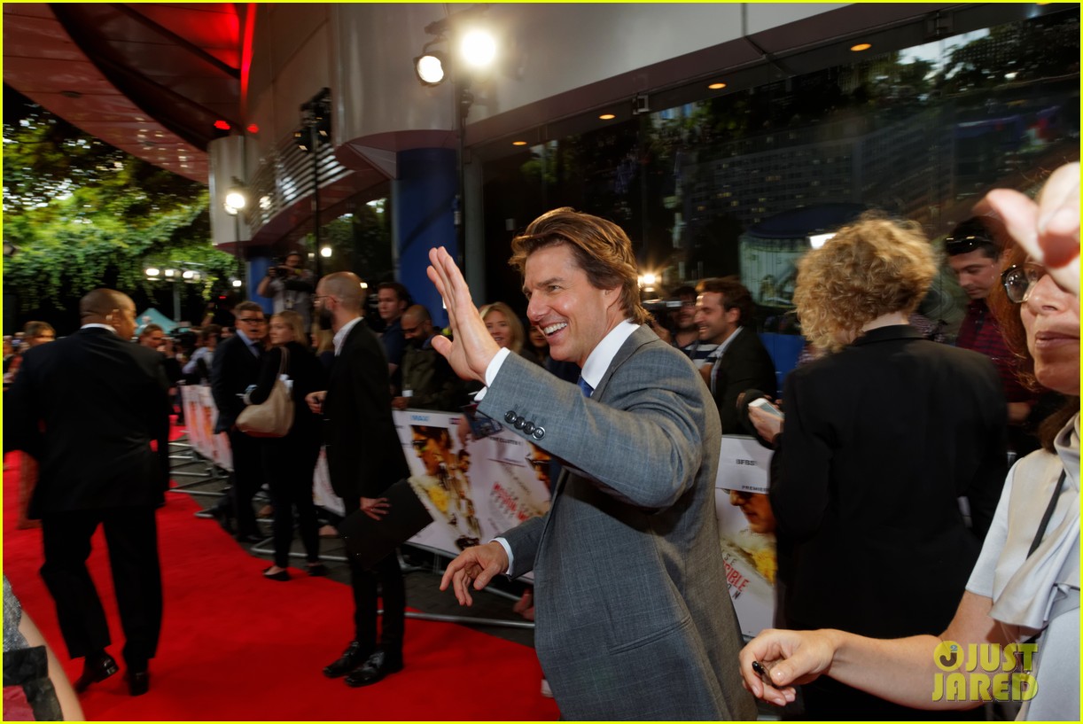 tom cruise pulls off a stunt at rogue nation uk premiere 35
