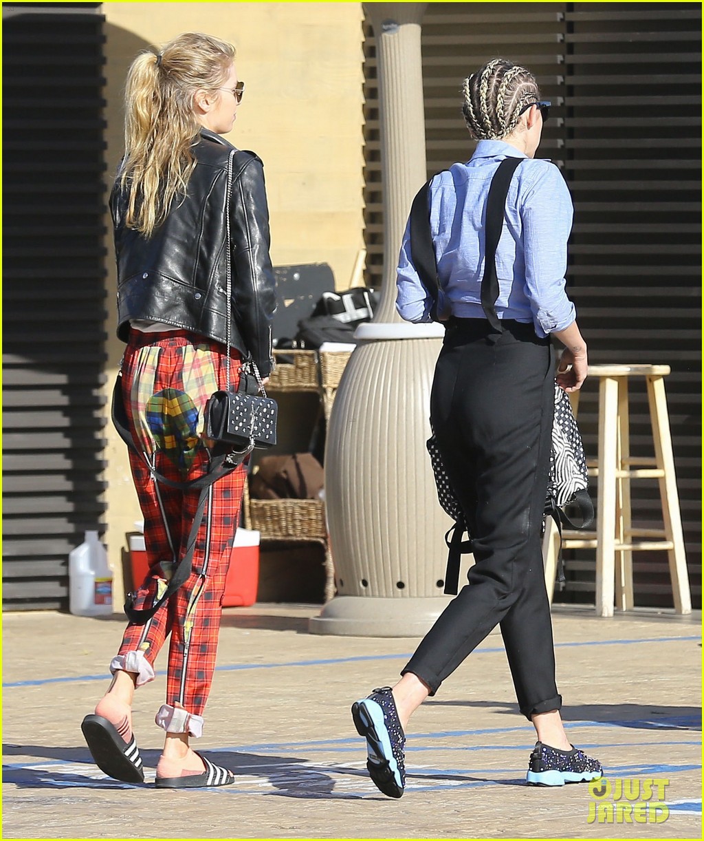 miley cyrus girlfriend stella maxwell hold hands at lunch 203414145