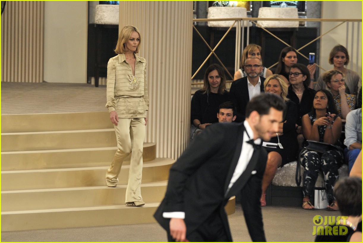 lily rose depp mother vanessa paradis share runway for karl lagerfeld 033410271