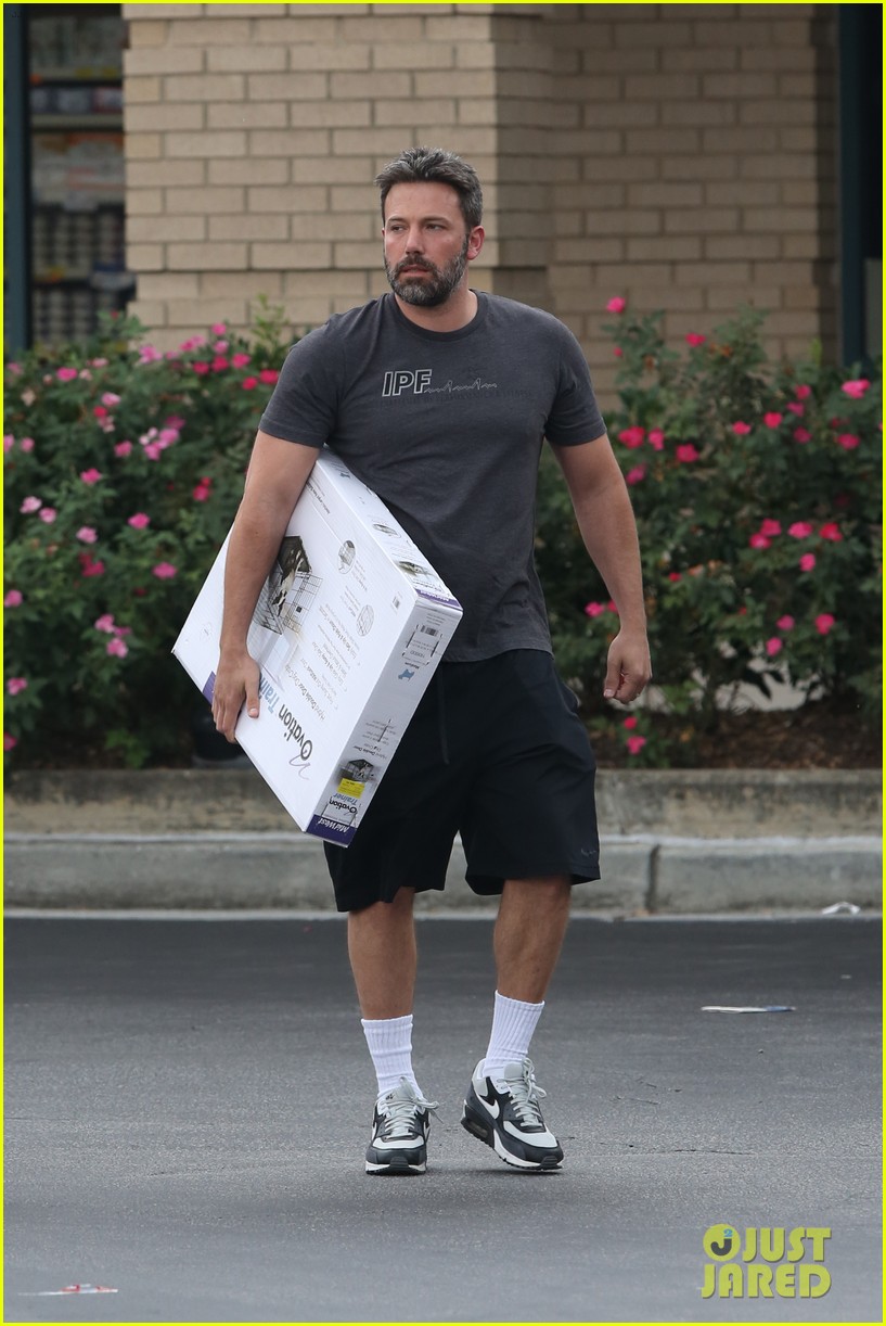 ben affleck keeps busy in georgia while jennifer garner continues work on miracles 133425576