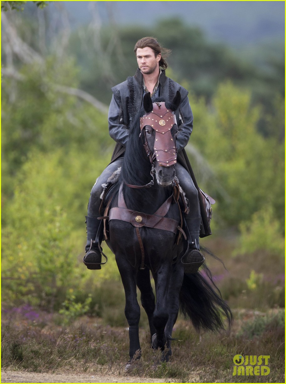 chris hemsworth riding a horse on set 033410960