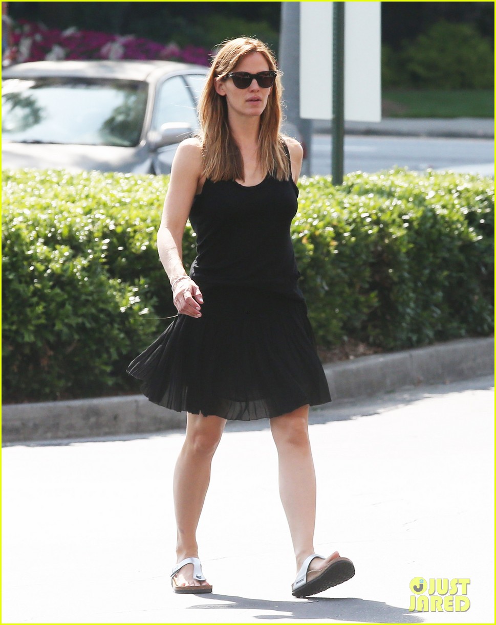 Jennifer Garner Wears Her Wedding Ring to Atlanta Party Store Photo