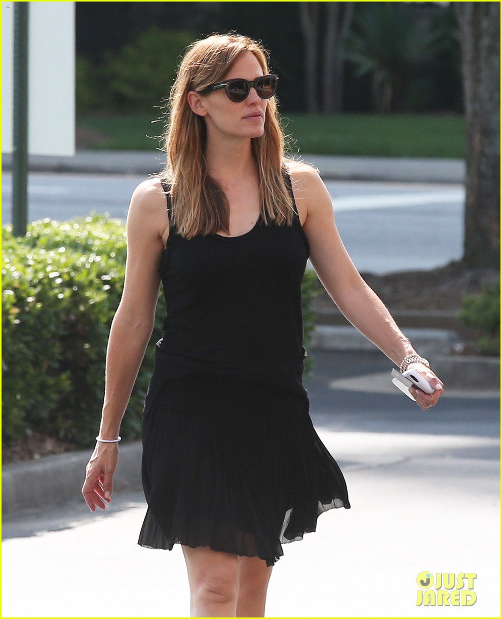 Jennifer Garner Wears Her Wedding Ring to Atlanta Party Store Photo(02)