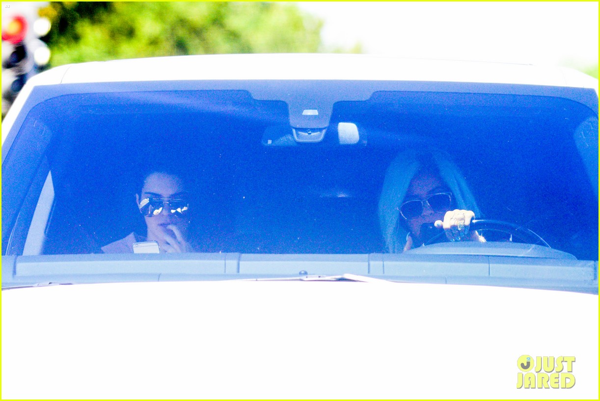 Kendall & Kylie Jenner Get in Sisterly Bonding Time! Photo 3413113(01)