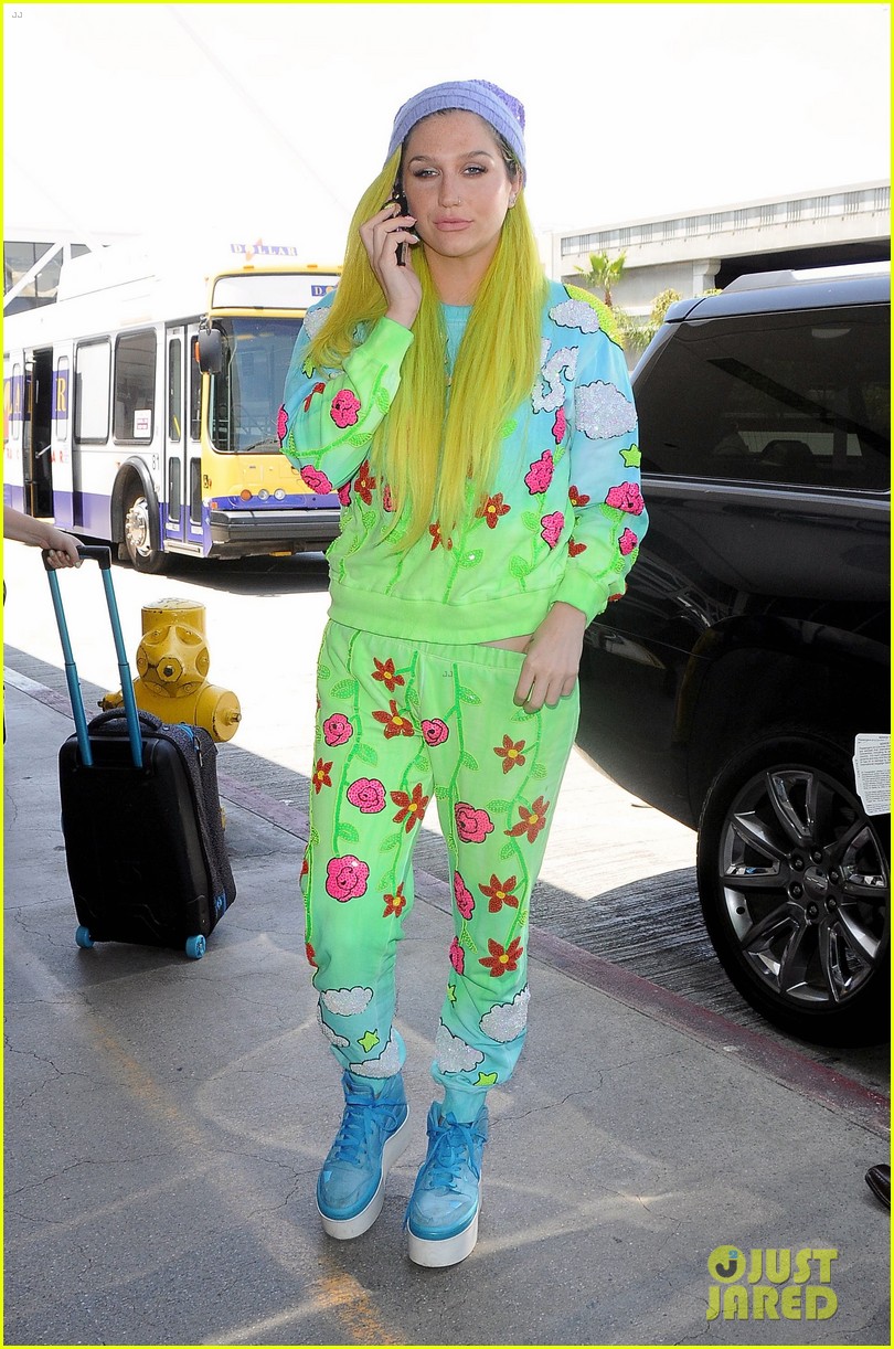 kesha wears neon green on independence day 073408339