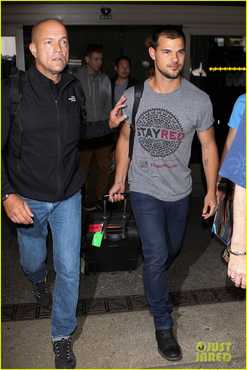taylor lautner shows support for native american culture 073425110