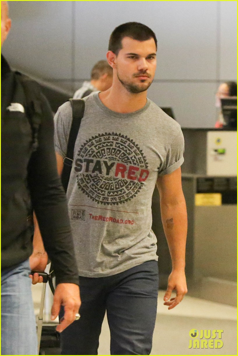 taylor lautner shows support for native american culture 103425113