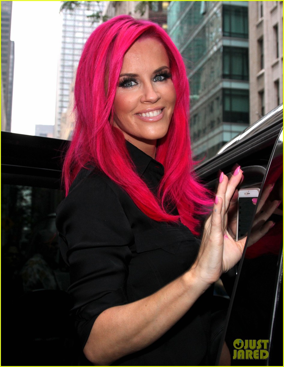 jenny mccarthy dyes her hair hot pink 083416246