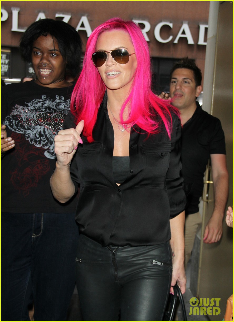 jenny mccarthy dyes her hair hot pink 19